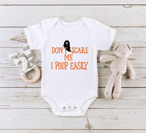 Close-up of the Don't Scare Me, I Poop Easily Halloween apparel design