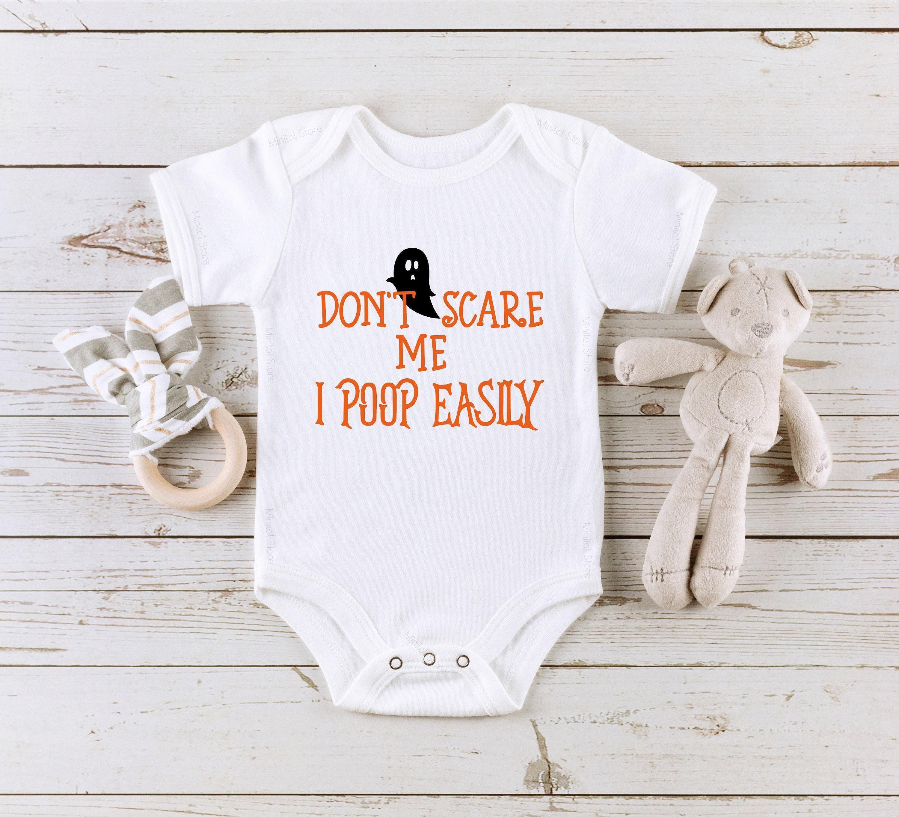 Close-up of the Don't Scare Me, I Poop Easily Halloween apparel design